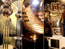 Fifa apresenta os trofus dos melhores da Copa de 2010