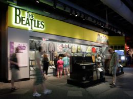Exposio nos EUA rene peas e acessrios raros dos Beatles