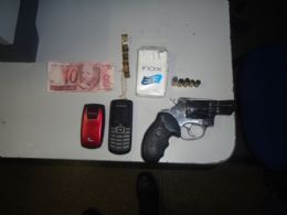 A arma do crime com quatro cpsulas deflagradas encontrada com o autor