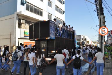 Estudantes do IFMT protestam contra greve e por mais investimento