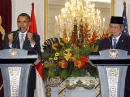 Obama fala ao lado do colega indonsio, Susilo Bambang Yudhoyono, em Jacarta