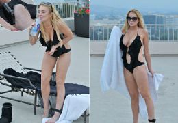 Lindsay Lohan exibe tornozeleira em tarde na piscina