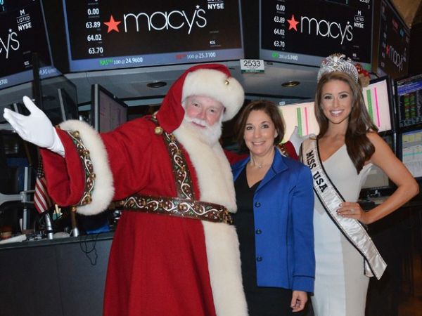 Papai Noel' e miss Estados Unidos visitam a bolsa de Nova York