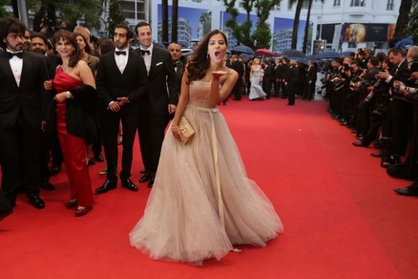 ela! Ex-BBB Gyselle cruza  tapete vermelho de Cannes e manda beijos ;( Veja fotos dela e outras atrizes )