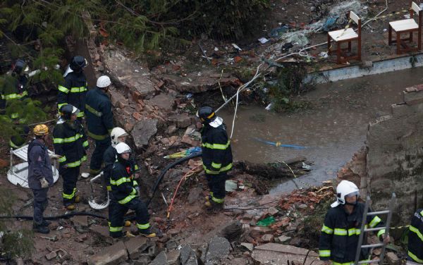 Bombeiros escavam cratera criada por queda do avio de Campos em busca de restos mortais