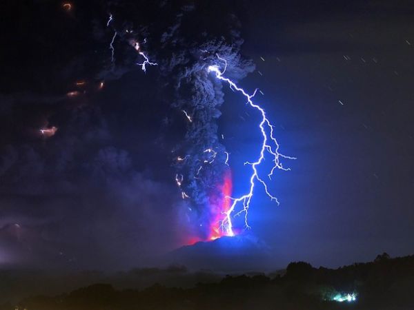 Visto de Futillar, no sul do Chile, o vulco Cabulco expele fumaa e causa relmpagos no cu. A erupo gerou um alerta vermelho na regio