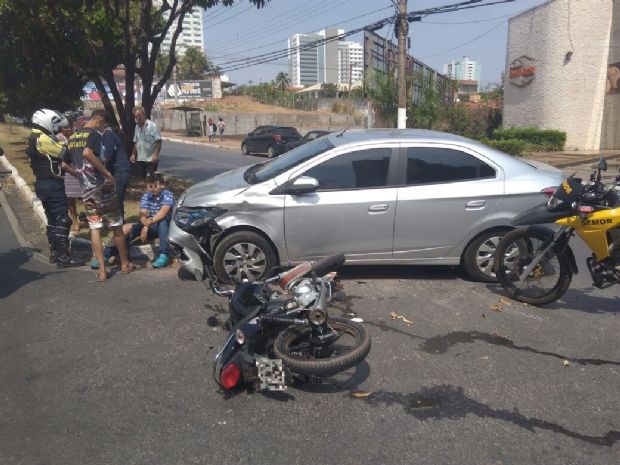 Por falta de ateno, mulher atinge moto com duas pessoas e deixa um ferido em Cuiab;  fotos 