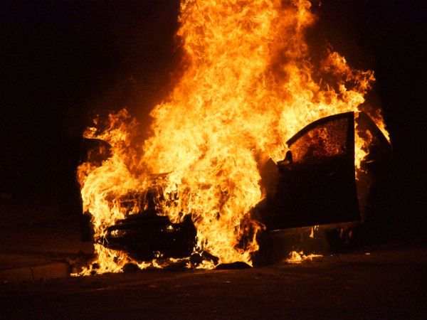 Automvel com quatro pessoas pega fogo aps capotar em rodovia federal