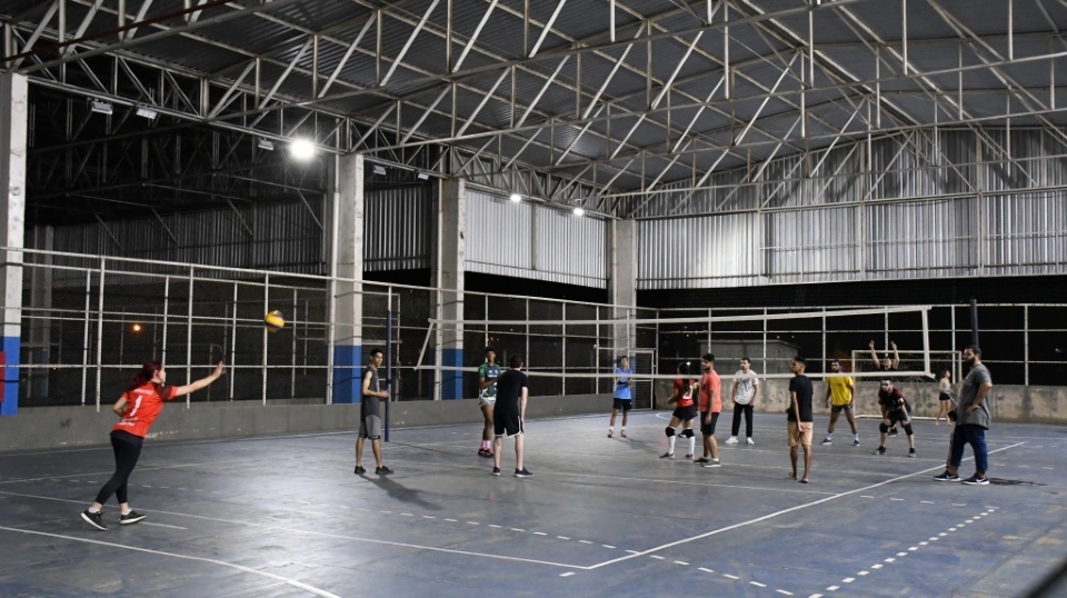 UFMT oferece vagas gratuitas para adolescentes e adultos que desejam praticar voleibol com orientao
