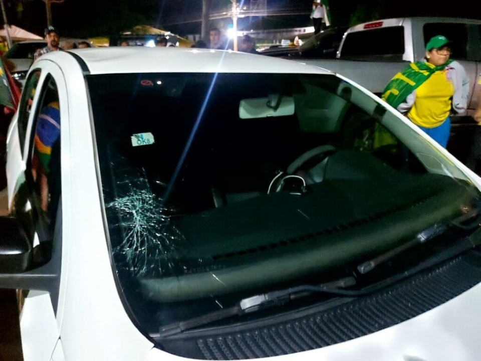 Bolsonaristas hostilizam equipe de reportagem e quebram carro do Grupo Gazeta