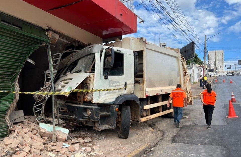 Motorista perde controle e bate caminho de coleta de lixo em fachada de loja no centro de Cuiab; veja vdeo