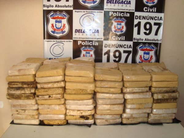 Polcia Civil apreende 236 kg de cocana escondidos em fundo falso de caminho