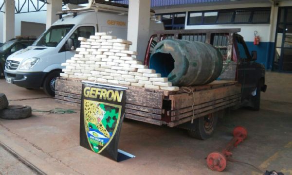 Gefron apreende 87 quilos de pasta base escondidos em carroceria de caminhonete
