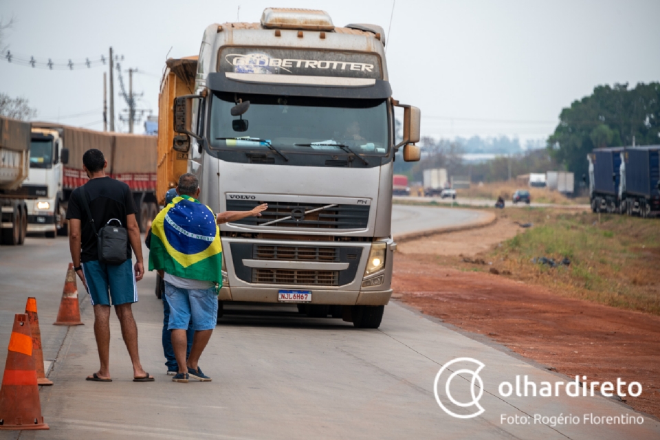 Caminhoneiros liberam rodovias federais em Mato Grosso aps trs dias de manifestaes