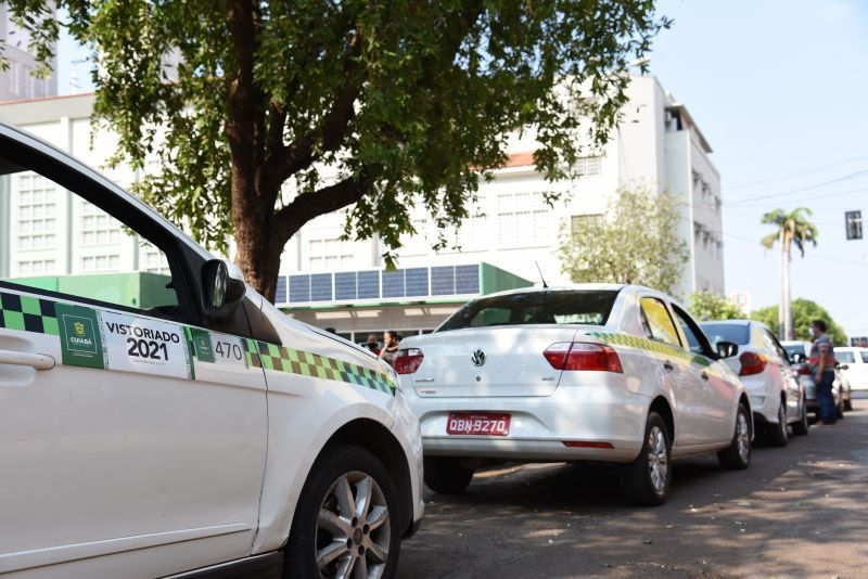 Taxistas e mototaxistas poderão pagar tributos municipais até o fim de novembro após prorrogação da Prefeitura