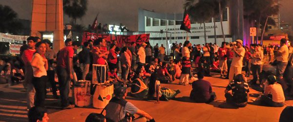 Vereadores tero de encarar manifestantes para entrar na Cmara;  (fotos)