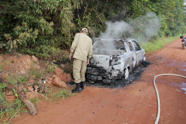 Corpo carbonizado  encontrado dentro de carro em chamas