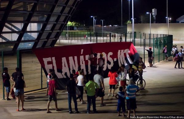 Torcedores aproveitam 'brecha' para acompanhar treino do Flamengo na Arena Pantanal; fotos