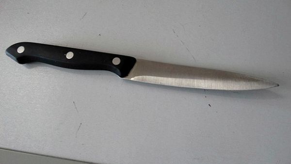 Homem  preso com faca aps mostrar genitlia para mulher no meio da rua