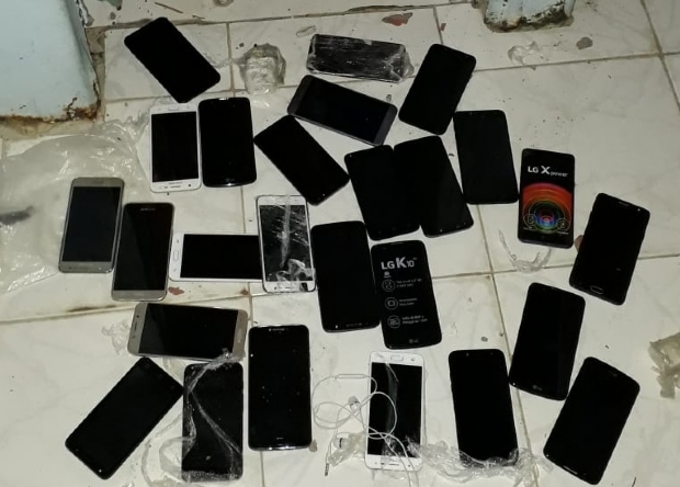 Agentes penitencirios apreendem 42 celulares durante revista na PCE