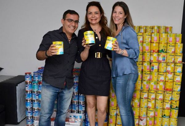 Primeira-dama recebe 600 latas de leite em p e fraldas para projetos sociais