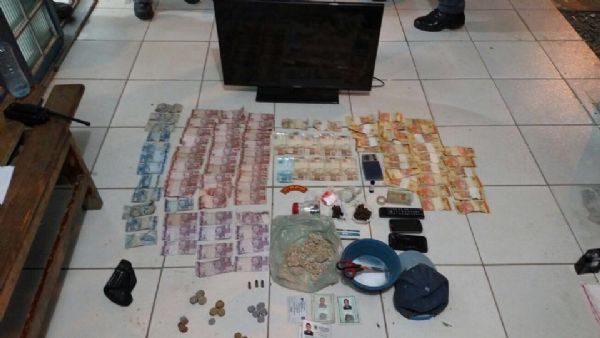 Policiais fecham duas bocas de fumo no Coxip e encontram dinheiro, drogas, armas e produtos importados