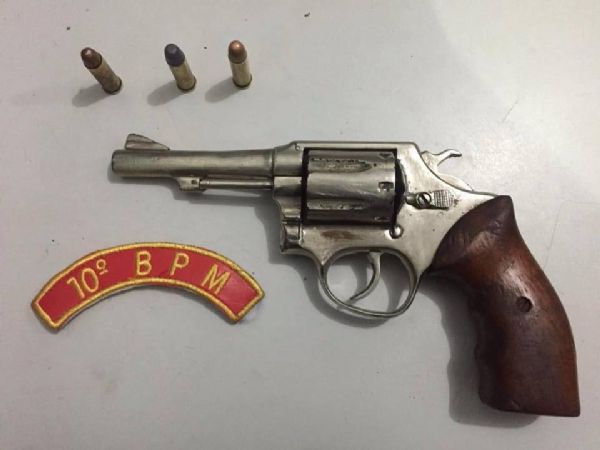 Polcia apreende revlver calibre 38 de jovem em praa de bairro nobre