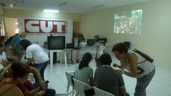 Partidrios de Dilma acompanham ao vivo votao do impeachment