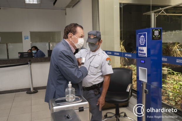 Carlos Bezerra chega ao Palcio Paiagus para reunio com Mendes