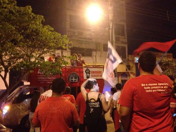 Manifestantes se renem contra o governo Michel Temer no centro de Cuiab