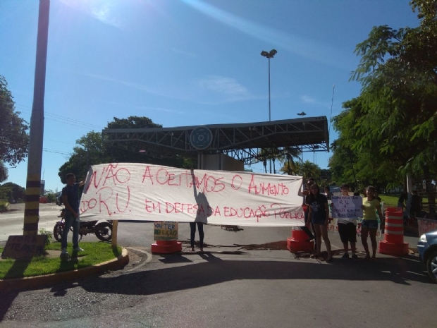 Estudantes da UFMT bloqueiam entrada em protesto contra aumento de preo em restaurante