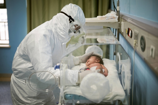 Com pulmo comprometido, beb de nove meses morre com suspeita de coronavrus em Cuiab