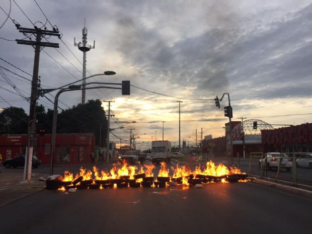 Manifestantes colocam fogo em pneus e bloqueiam avenida Fernando Corra da Costa;  fotos e vdeo 