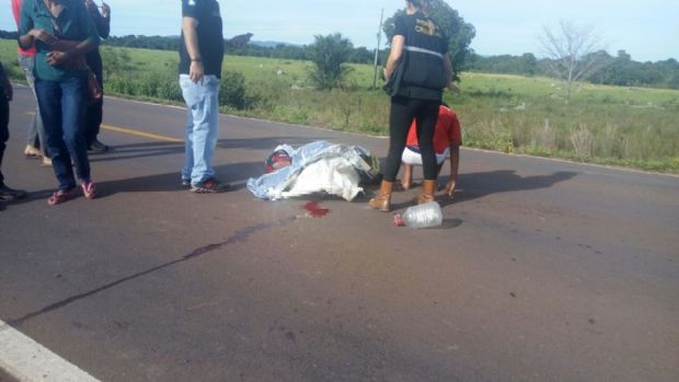 ​Coliso entre Gol e motocicleta em rodovia deixa trs mortos