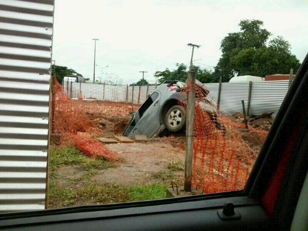 Carro cai em buraco feito para obra do VLT na avenida Fernando Corra