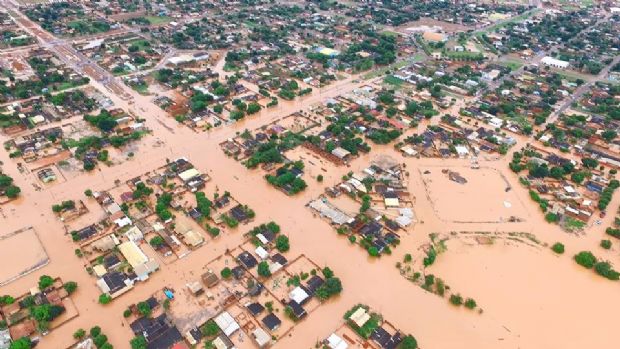 Governador e secretrios sobrevoam cidade inundada em MT; 700 casas embaixo dgua