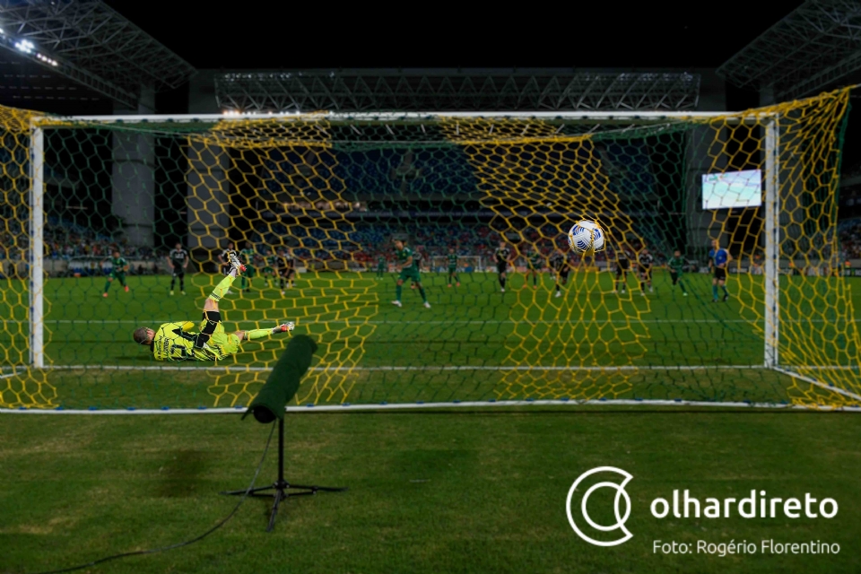 Apago, gol de pnalti e vitria suada: veja as fotos do jogo entre Cuiab e Internacional pelo Brasileiro