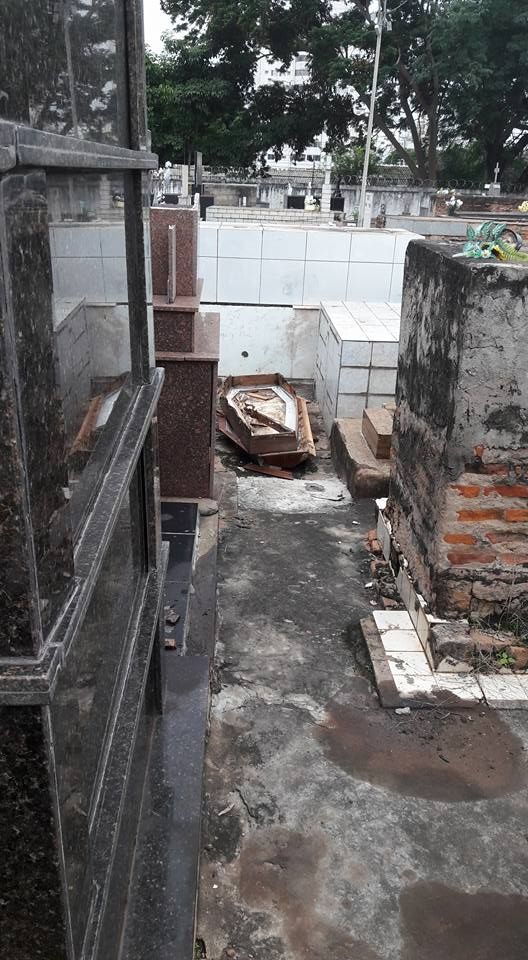 Visitantes reclamam de tmulos abertos, lixo espalhado e sujeira no Cemitrio da Piedade