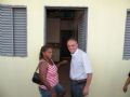 Dona Lindinei e o prefeito de Rondonpolis na entrega da casa que havia sido queimada