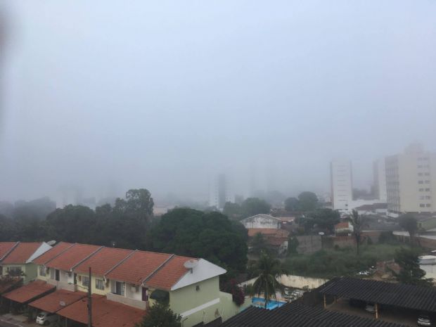 Nevoeiro cobre Cuiab, fecha aeroporto e causa atraso em voos