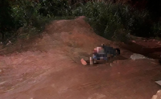 ​Bandido morre baleado por PM aps fugir de roubo de carro por matagal