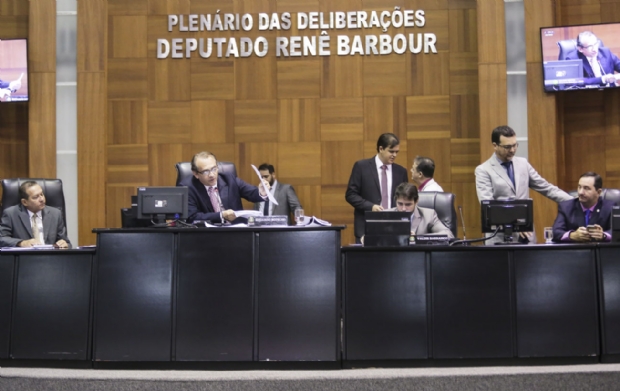 Deputados se irritam com possvel fechamento de 21 delegacias e criticam Mendes