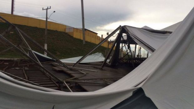 Tempestade derruba camarote em Rondonpolis e organizao cancela evento