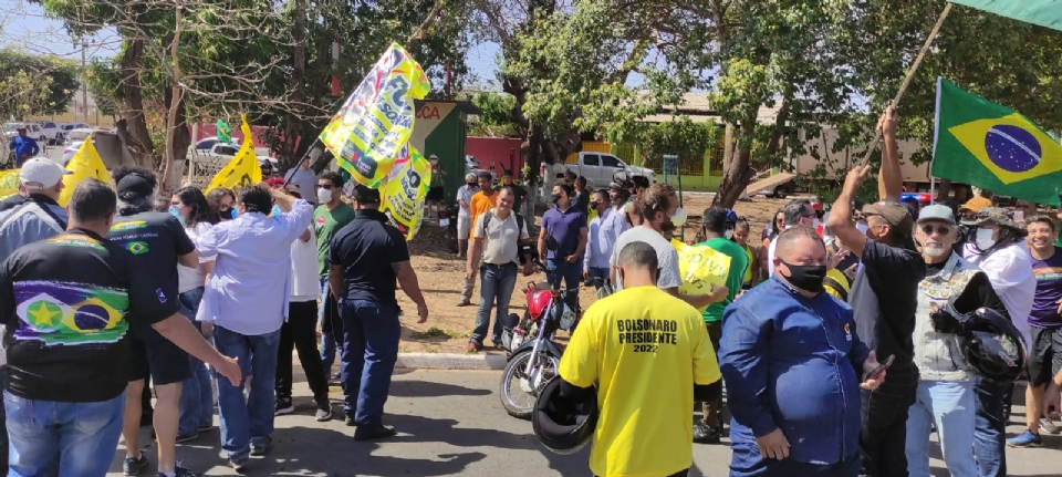 Apoiadores e manifestantes contra Bolsonaro se encontram na entrada do Hotel Fazenda; fotos e vídeos