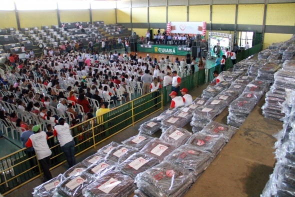 Campanha da primeira-dama entrega 21,6 mil cobertores para mais de 100 entidades