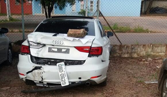 Motorista  preso aps derrubar poste durante suposto racha entre Audi A3 e Corolla