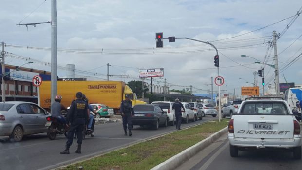 Engavetamento entre quatro carros deixa trnsito lento na Avenida da FEB