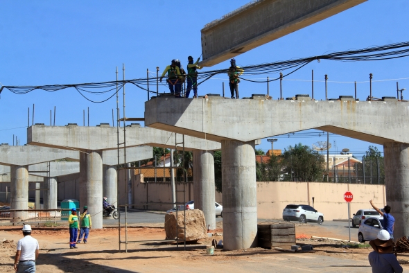 Instalao de vigas de concreto  iniciada no viaduto da Avenida das Torres; veja fotos