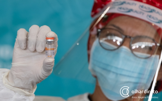 Projeto de Lei quer autorizar governo a adquirir vacinas sem passar pelo Ministrio da Sade