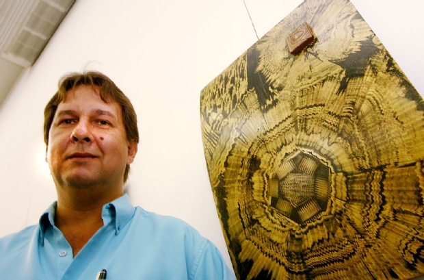 O artista plstico Gilberto Izdebski ao lado de seu quadro 